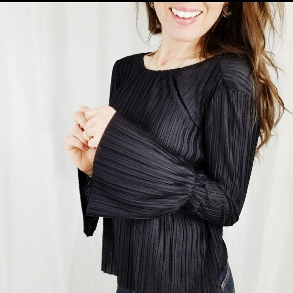 Marled black pleated flowy blouse sz M